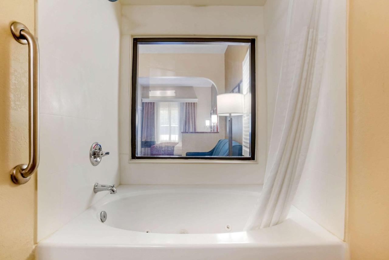 Comfort Suites Tallahassee Capitol - University Area Екстериор снимка
